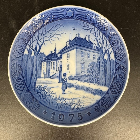 Royal Copenhagen Other - Royal Copenhagen 1975 Annual Plate The Queen’s Christmas Residence Castle Blue